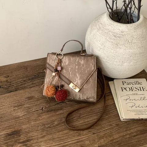 Sac à Bandoulière en Cuir PU Minimaliste pour Femmes Avec Charme de Pompon Sac à Main Carré Vintage Texture Verticale pour le Quotidien