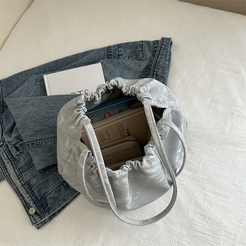 Dames Mode Geplooide Emmer Tas Met Strik Decor Metallic Glans PU Leer Schoudertas Grote Capaciteit Trekkoord Oksel Tas