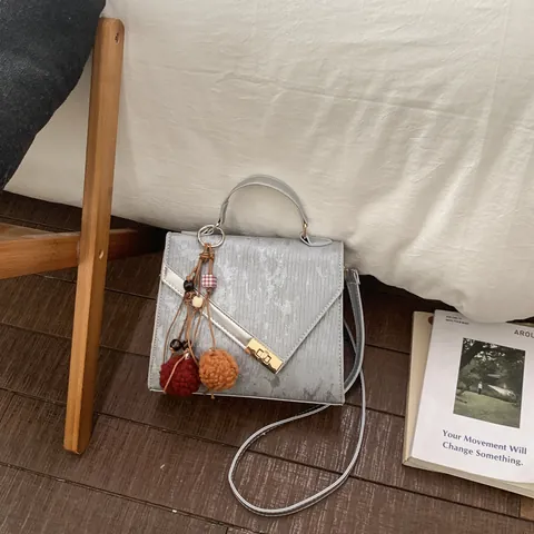 Sac à Bandoulière en Cuir PU Minimaliste pour Femmes Avec Charme de Pompon Sac à Main Carré Vintage Texture Verticale pour le Quotidien