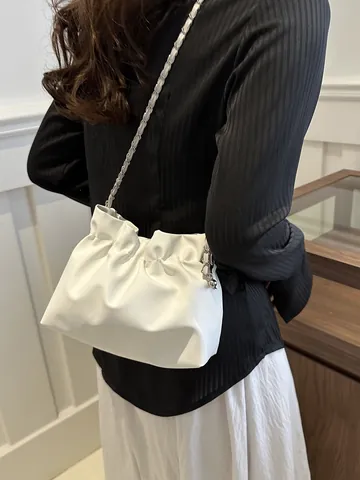 Bolso Nube Plisado de Cuero PU Minimalista Moderno para Mujer Color Sólido Bolso Bandolera de Hombro Con Cadena de Metal Diario