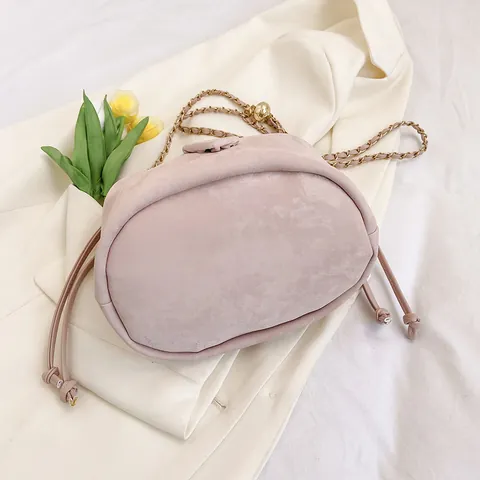 Sac Seau en Cuir PU pour Femmes Avec Cordon de Serrage Bandoulière Chaîne Dorée Patch Triangle Sac à Main