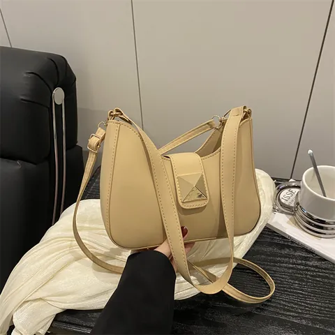 Bolso de Hombro de Cuero PU para Mujer Color Sólido Remaches Cuadrados Hebilla de Metal Media Luna Bolso Bandolera