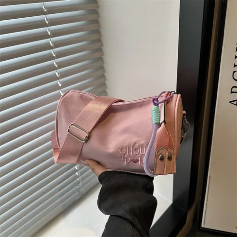Sac Bandoulière Décontracté en Nylon pour Femmes Couleur Unie Broderie de Lettres Cœur Décor Avec Pendentif Tissé Sac à Main Mode