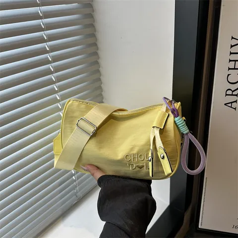 Sac Bandoulière Décontracté en Nylon pour Femmes Couleur Unie Broderie de Lettres Cœur Décor Avec Pendentif Tissé Sac à Main Mode