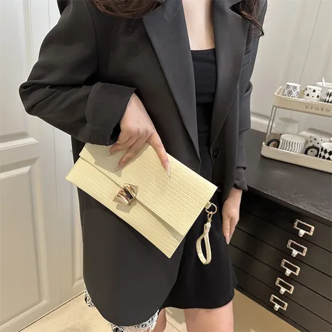 Borsa a Mano Clutch da Donna in Pelle PU Testurizzata Minimalista Con Fibbia Geometrica Dorata Motivo a Righe per Festa