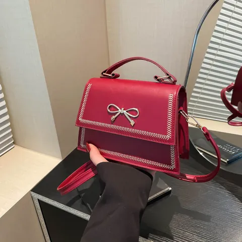 Elegante Bolso Cuadrado Pequeño para Mujer con Lazo de Metal Bolso Bandolera de Cuero PU con Puntadas de Contraste Color Sólido