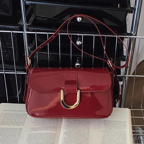 Bolso de Axila de Cuir PU Brillante Vintage para Mujer Moda Rojo Vino Negro Bolso de Hombro Con Hebilla de Herradura de Metal Dorado