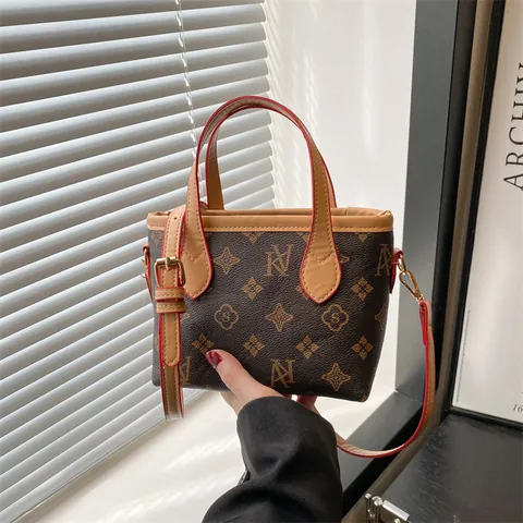 Borsa Mini Tote Monogramma Vintage da Donna in Pelle PU Piccola Borsa a Secchiello Con Bordo Rosso Tracolla Regolabile Borsa a Mano
