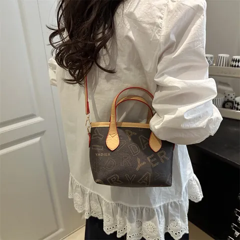 Borsa Mini Tote Monogramma Vintage da Donna in Pelle PU Piccola Borsa a Secchiello Con Bordo Rosso Tracolla Regolabile Borsa a Mano