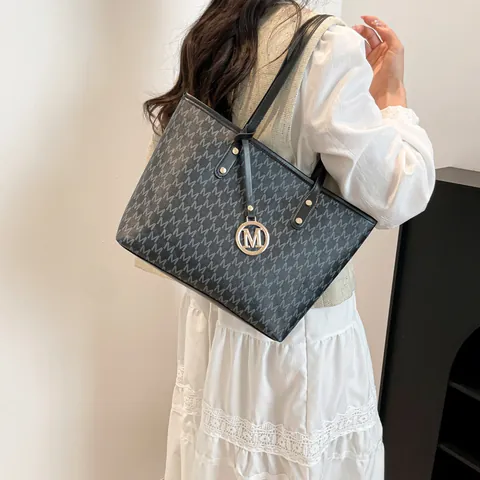 Borsa Tote in Pelle PU di Moda per Donna Classica Monogramma a Lettera Grande Capacità Borsa a Tracolla Con Ciondolo in Metallo