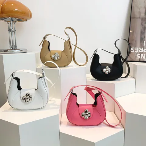 Bolso de Axila de Media Luna de Moda para Mujer Cuero PU Hebilla de Flor Plateada Correa Ajustable Bolso Hobo Color Sólido