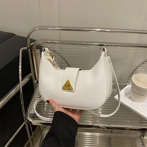 Bolso Hobo Media Luna de Cuero PU para Mujer Minimalista de Axila Hombro con Hebilla de Triángulo Dorada Color Sólido