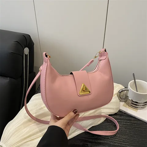 Bolso Hobo Media Luna de Cuero PU para Mujer Minimalista de Axila Hombro con Hebilla de Triángulo Dorada Color Sólido