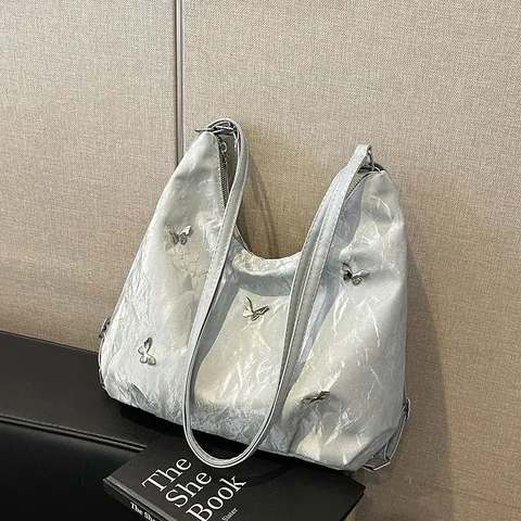 Damen Gefaltete Tragetasche Schmetterling Metall Dekoration Schultertasche Mit Wolken Anhänger Große Kapazität Hobo Handtasche