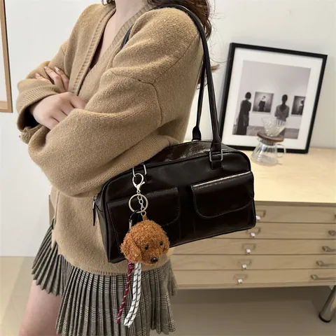 Bolso de Hombro Vintage de Cuero de PU para Mujer 2024 Nueva Tendencia de Moda Bolso de Axila Multiusos de Bolsillos Múltiples con Colgante Perro de Peluche
