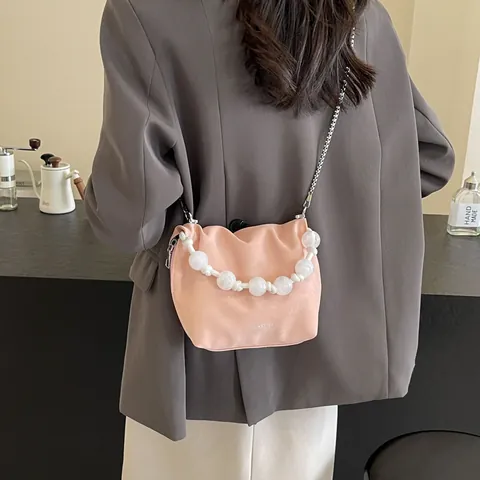 Sac Seau Plissé en Cuir PU pour Femmes Avec Grande Poignée en Perles Blanches Chaîne en Argent Sac Bandoulière Mode Sac Nuage