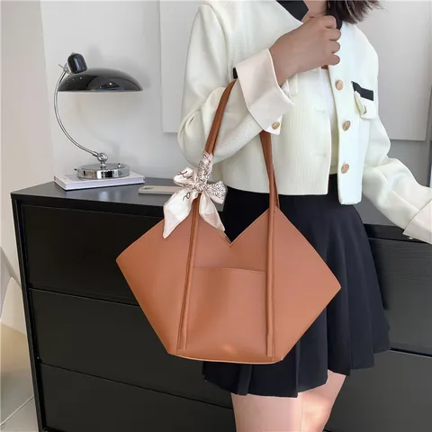 Borsa Tote da Donna in Pelle PU di Grande Capacità Borsa a Tracolla Vintage Geometrica a V con Decorazione Sciarpa in Raso