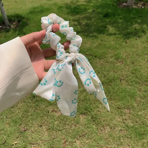 Dolce Elastico per Capelli in Raso Bianco Crema Con Lunghi Nastri a Fiocco Motivo Faccina Sorridente Accessori per Capelli Donna