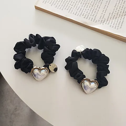 Coletero de Satén Negro para Mujer Colgante de Corazón de Perla Artificial Irisada Grande Etiqueta de Metal Dorado Accesorios para el Cabello Vintage Francés