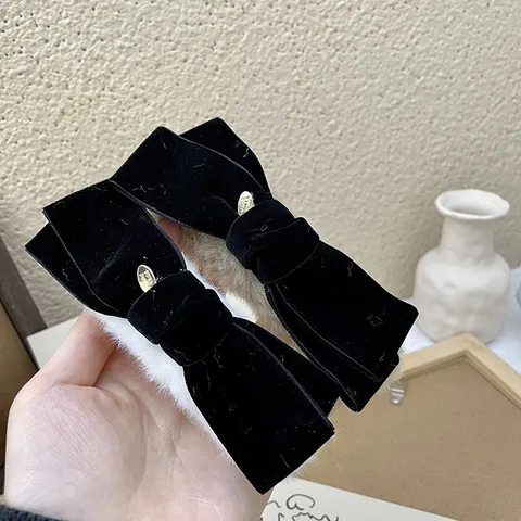 Vintage Velvet Bow Hair Claw Clip For Women Elegant Faux Fur Contrast Color Bowknot Hairpin Autumn Winter Hair Accessory