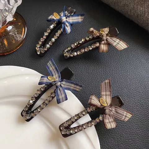 Eleganter Karierter Schleifen-Haarclip Mit Strasssteinen Für Damen Koreanischer Süßer Metall-Love-Anhänger Haarschmuck