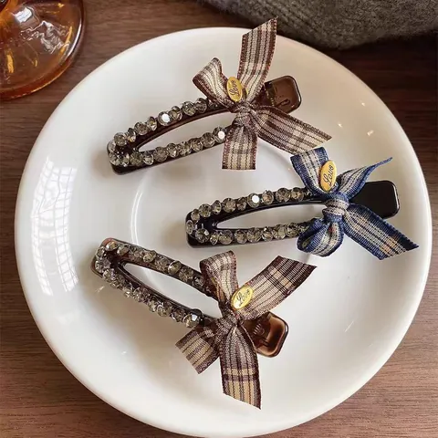 Eleganter Karierter Schleifen-Haarclip Mit Strasssteinen Für Damen Koreanischer Süßer Metall-Love-Anhänger Haarschmuck