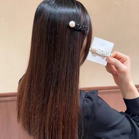 Haut-Stil Vintage Gepunktet Plissiert Stoff Haarklammer Mit Großer Kunstperle Elegant Entenschnabel-Clip Für Damen Schmuck