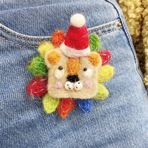 Handmade Wool Felt Lion King Brooch With Christmas Hat Colorful Mane Cute Animal Lapel Pin For Sweater Scarf Decoration