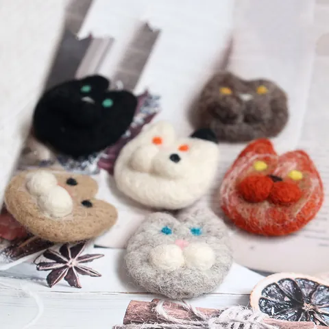 Handmade Cute Cartoon Cat Wool Felt Brooch Pin For Women Sweet Animal Plush Clothing Decoration Accessory Needle Felted Gift
