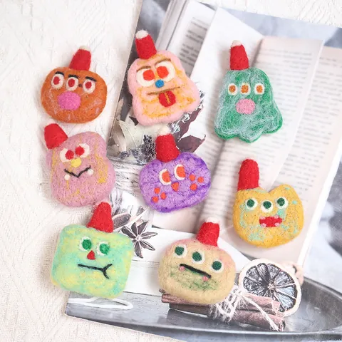 Handgemaakte Wollen Vilt Schattig Monster Broche Met Rode Kerstmuts Grappige Cartoon Speld Voor Kerstfeest