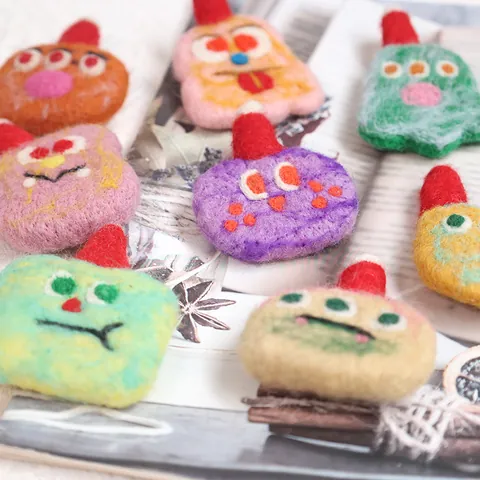 Handgemaakte Wollen Vilt Schattig Monster Broche Met Rode Kerstmuts Grappige Cartoon Speld Voor Kerstfeest