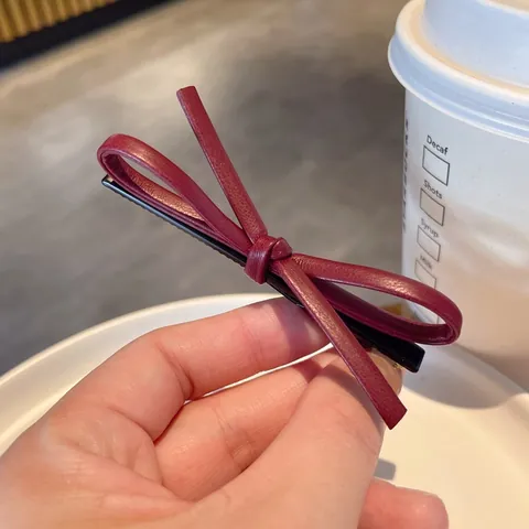 Damen PU Leder Schleife Haarspange Dunkelrot Seitenclip Süß Cool Pony Clip Handgefertigter Haarschmuck Für Den Alltag