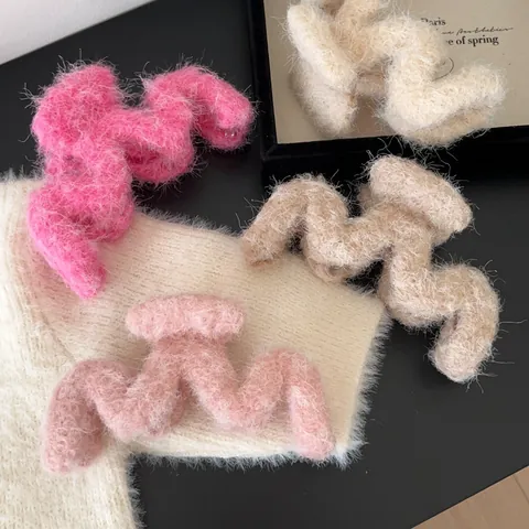 Korean Style Wave Plush Hair Claw Clip Fluffy Sharks Clip For Women Thick Hair Winter Autumn Faux Fur Hair Clamp Hairpin