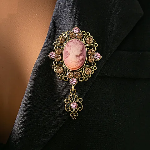 Vintage Victorian Style Cameo Brooch For Women Gold Plated Hollow Out Alloy Rhinestone Portrait Pendant Brooch Pin Jewelry