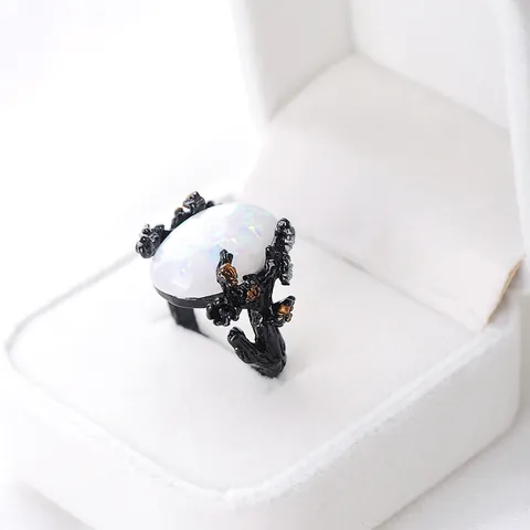 Vintage Zwarte Legering Tak Ring Voor Vrouwen Met Witte Synthetische Opaal En Strass Gothische Natuurstijl Sieraden