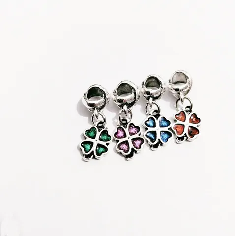 Colgante Charm de Trébol de Cuatro Hojas de Aleación de Esmalte de Moda Con Cuentas de Bricolaje Forma de Corazón Con Brillo para Pulsera Collar Joyería de Mujer
