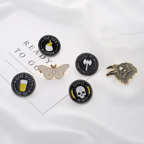 Spilla in Lega Smaltata Vintage per Abbigliamento Zaino Decorazione Caffè Teschio Ascia Farfalla Aquila Gioielli Punk Gotici Regalo