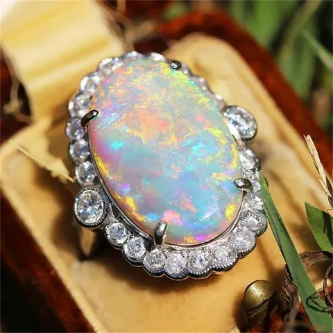 Anillo de Opale Sintético Ovalado Vintage para Mujer Retro Aleación Plateada con Diamantes de Imitación Halo Anillo Boda Fiesta Joyería