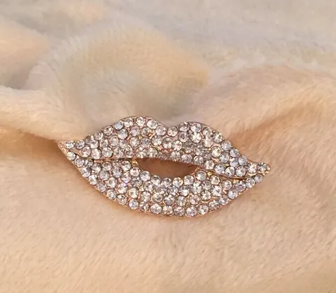 Spilla in Lega a Forma di Labbra Con Strass per Donna Placcata Oro 18K Cristallo Luccicante Accessori di Gioielleria Moda