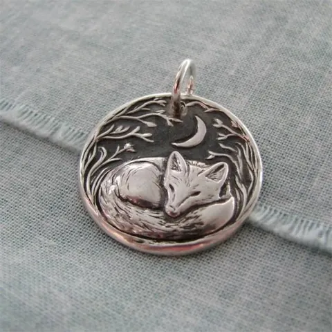 Collier Pendentif Relief Renard Dormant Lune Forêt Silencieuse en Alliage Vintage Argent Antique Bijoux pour Femme Homme