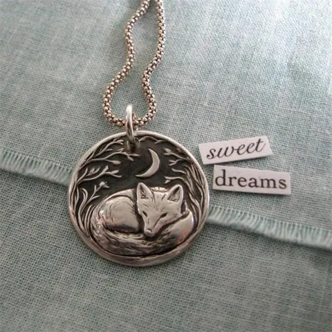 Collier Pendentif Relief Renard Dormant Lune Forêt Silencieuse en Alliage Vintage Argent Antique Bijoux pour Femme Homme