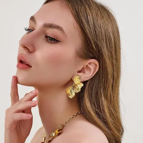 Boucles d'Oreilles à Clip en Pétales de Fleurs en Métal Exagérées Pour Femmes Cuivre Plaqué Or Argent 14K Design de Niche Bijoux Floraux