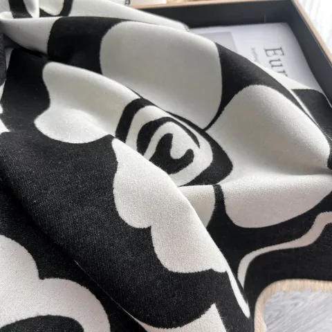 Bufanda con Estampado de Camelia de Tacto Cachemir para Mujer Chal Grande Negro y Blanco Grueso Cálido Invierno Moda Retro con Borlas