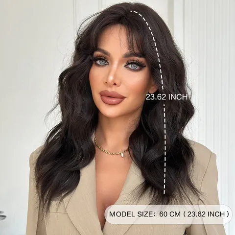 Parrucca Lunga Mossa Riccia Con Frangia a Tendina Marrone Scuro Fibra Sintetica Resistente al Calore Donna Look Naturale