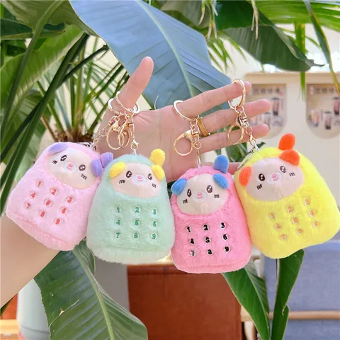 Llavero de Peluche de Oso con Forma de Teléfono Retro Creativo Lindo Dibujo Animado Bordado de Números Colgante de Animal Suave Para Amuletos de Bolso Regalo de Mujeres y Niñas