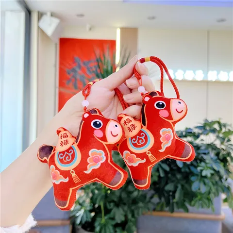 Ciondolo Portachiavi a Forma di Cavallo in Peluche Tradizionale in Stile Cinese Ricamo Motivo Floreale Tessuto Satinato Decorazione Animale Portafortuna