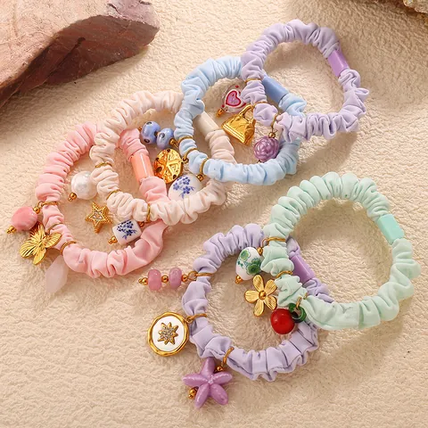 Γλυκά Πλισέ Υφασμάτινα Scrunchies Με Μενταγιόν από Ανοξείδωτο Ατσάλι Κεραμικό Φιόγκος Καρδιά για Γυναίκες Κορίτσια Βραχιόλι