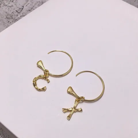 Orecchini a Cerchio con Iniziale Alfabeto Trama di Bambù Vintage in Rame Placcato Oro Spazzolato per Donna Gioielli Streetwear