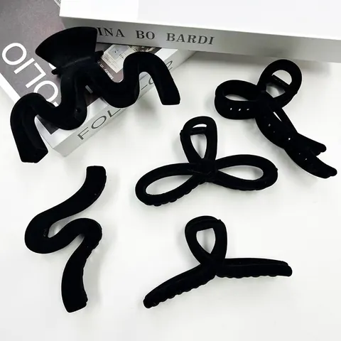 Vintage Flocking Large Hair Claw Clips For Women Black Matte Velvet Bow Wave Shark Clip Elegant Autumn Winter Hair Accessories