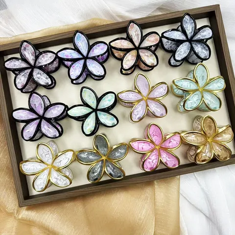 Pinza per Capelli a Forma di Fiore di Frangipani in Resina Lega con Bordo Dorato Stile Resort Clip a Squalo Gioielli Donna